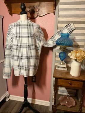 Tahari White and Gray Plaid Crewneck Sweater